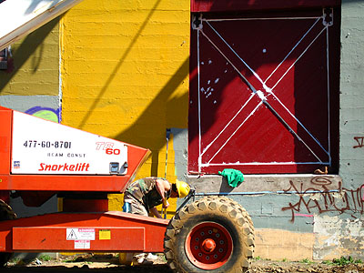 Painting the B&O Warehouse, Portland, Oregon, April 2007